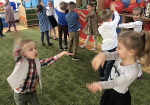 Dzieci wykonują układ taneczny